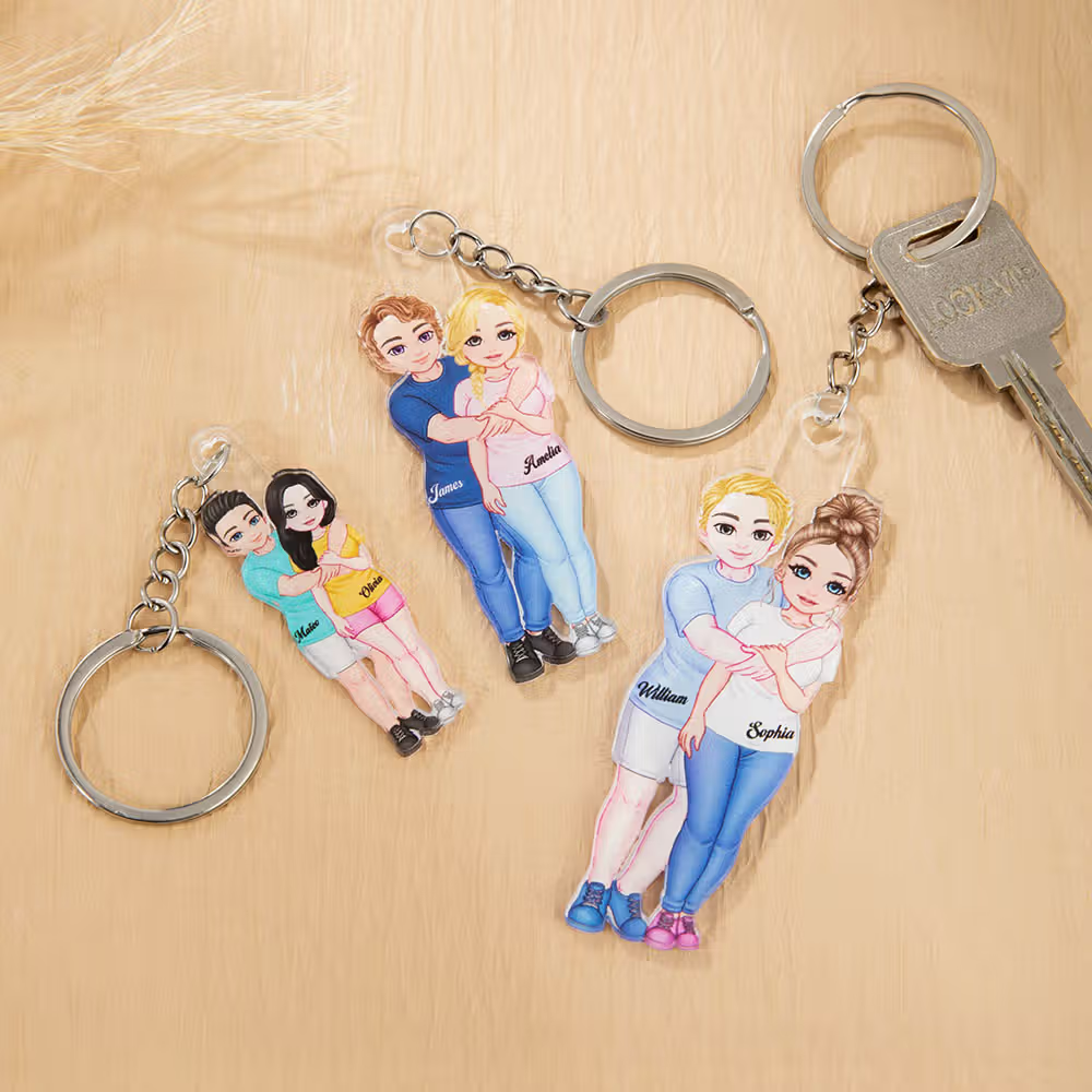 Personalisierter Acryl-Schlüsselanhänger mit gezeichnetem Liebespaar und Namen