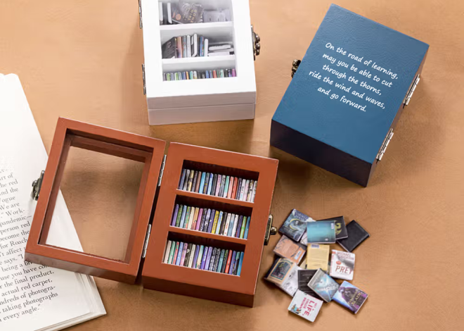 Personalisierte Miniatur Bücherregal Deko mit 60 Mini-Büchern und Wunschtext für Leseratten