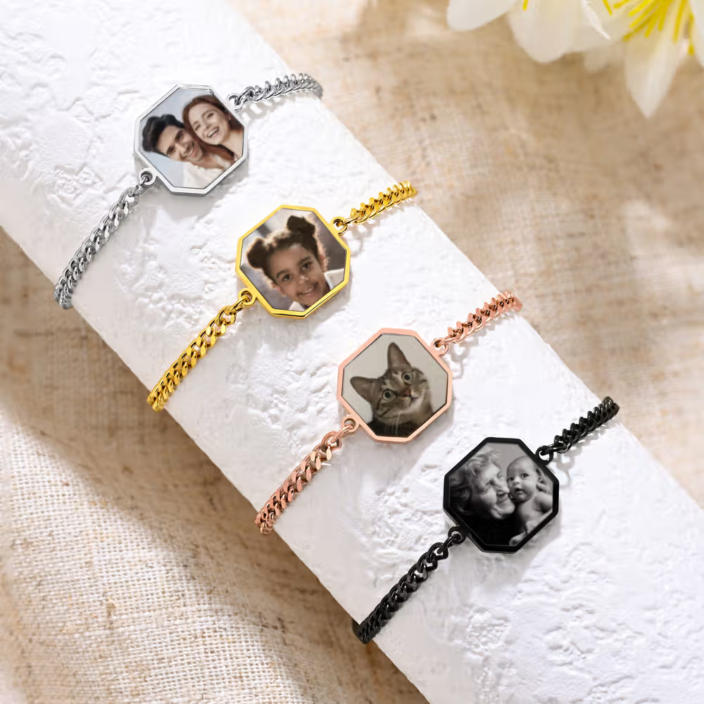 Ein Foto, das erst bei Wärme sichtbar wird: Personalisiertes Edelstahl-Armband mit wärmeaktiviertem Foto und Gravur