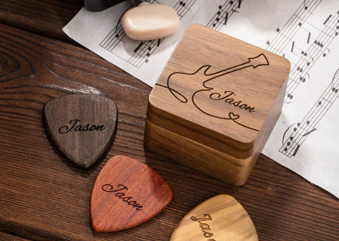 Personalisiertes Gitarren-Plektrum-Kästchen aus Holz mit Textgravur und Magnetverschluss