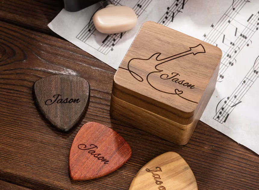 Personalisiertes Gitarren-Plektrum-Kästchen aus Holz mit Textgravur und Magnetverschluss