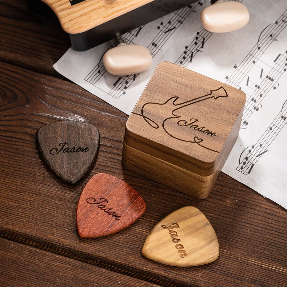 Personalisiertes Gitarren-Plektrum-Kästchen aus Holz mit Textgravur und Magnetverschluss