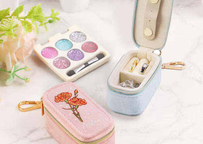 Personalisiertes Samt-Schmuckkästchen mit Geburtsblume und Namen