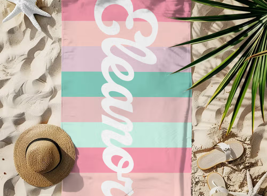 Leicht, saugstark und platzsparend unterwegs: Personalisiertes Cabana Strandtuch mit Namen