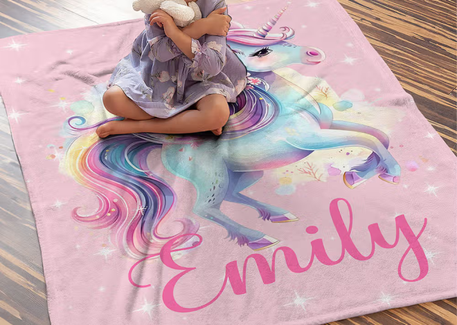 Sanfte Pastellwelten für kleine Träumerinnen: Personalisierte Einhorn-Kuscheldecke mit Namen