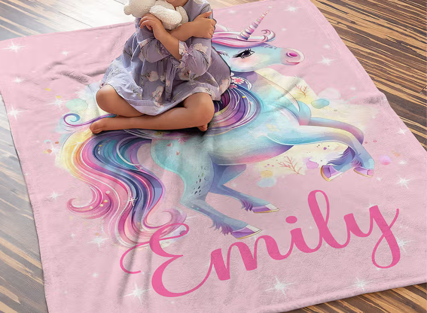 Sanfte Pastellwelten für kleine Träumerinnen: Personalisierte Einhorn-Kuscheldecke mit Namen