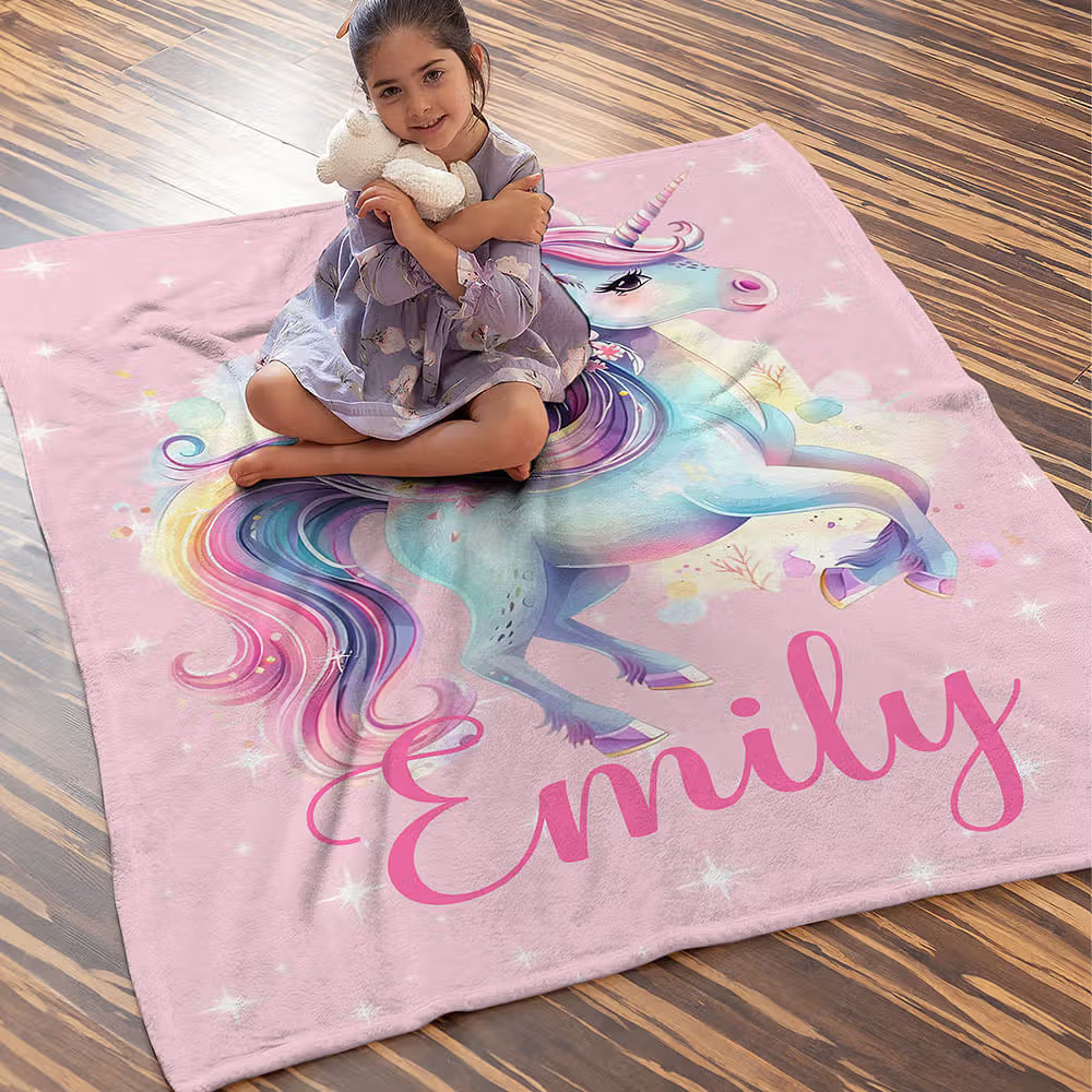 Sanfte Pastellwelten für kleine Träumerinnen: Personalisierte Einhorn-Kuscheldecke mit Namen