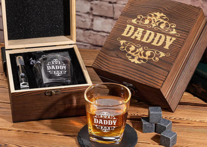Whiskygenuss mit persönlicher Note: Personalisiertes Whiskyglas-Set mit Kühlsteinen und gravierter Holzbox