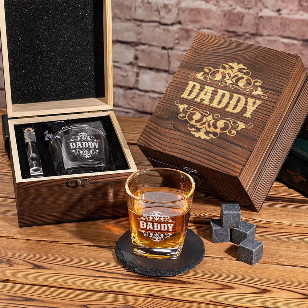 Whiskygenuss mit persönlicher Note: Personalisiertes Whiskyglas-Set mit Kühlsteinen und gravierter Holzbox