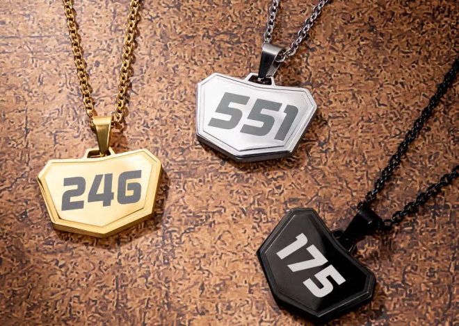 Motocross-Leidenschaft immer dabei: Personalisierte Motocross-Startnummer-Halskette mit Lasergravur