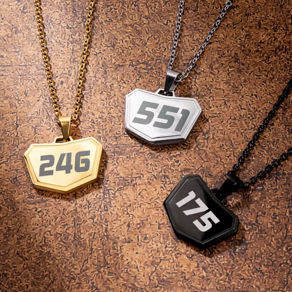 Motocross-Leidenschaft immer dabei: Personalisierte Motocross-Startnummer-Halskette mit Lasergravur
