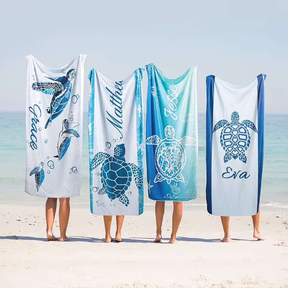 Schildkrötenliebe für den Strand: Personalisiertes Unterwasserwelt-Schildkröte-Strandtuch mit Namen