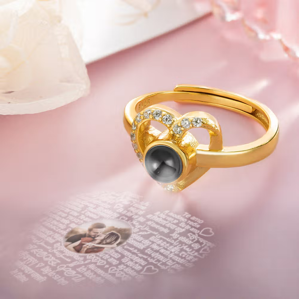 Liebe in hundert Sprachen: Personalisierter Foto-Projektionsring in Herzform mit hundert Sprachen