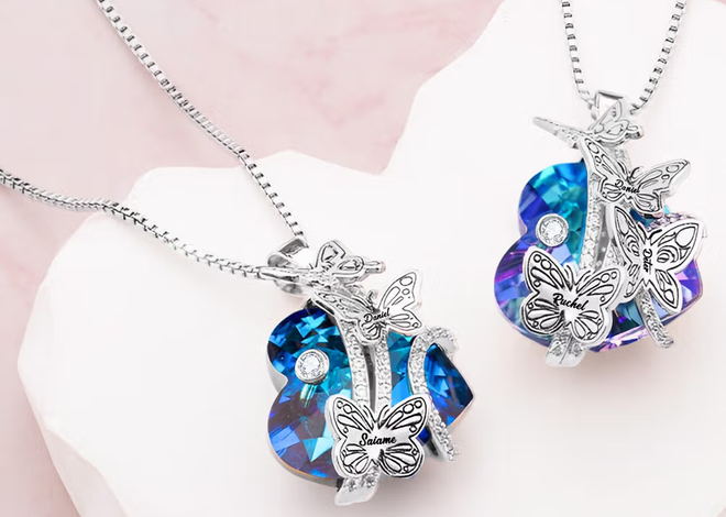 Personalisierte Geburtsmonat-Schmetterling Kette mit Herz-Kristall und Namensgravur