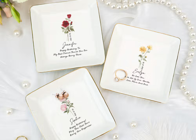 Edle Keramik für Ihre liebsten Schmuckstücke: Personalisierte Keramik-Schmuckschale mit Geburtsblume, Name und Datum