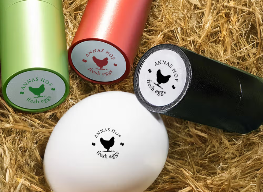 Personalisierter Eierstempel mit lebensmittelechter Stempelfarbe und Hühnermotiv