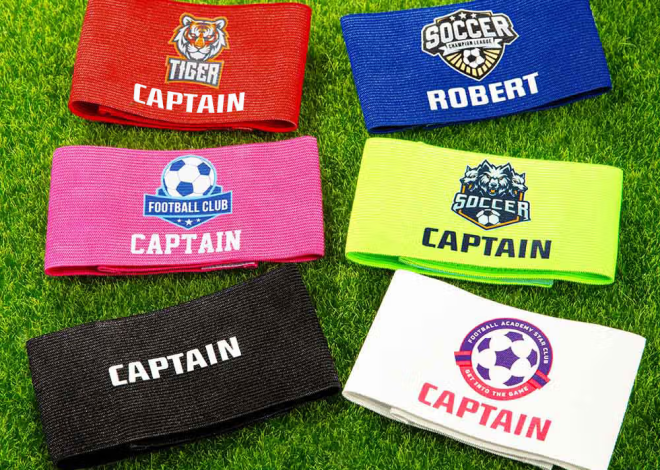 Personalisierte elastische Fußball-Kapitänsbinde mit Vereinslogo und Spielernamen