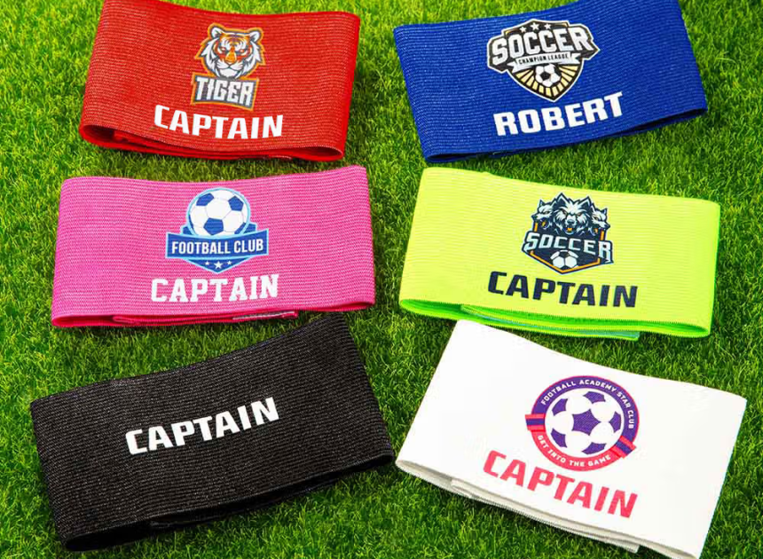 Personalisierte elastische Fußball-Kapitänsbinde mit Vereinslogo und Spielernamen