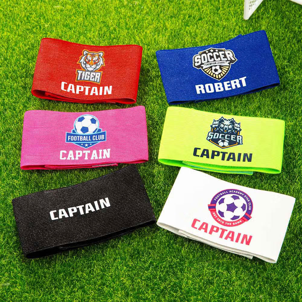 Personalisierte elastische Fußball-Kapitänsbinde mit Vereinslogo und Spielernamen