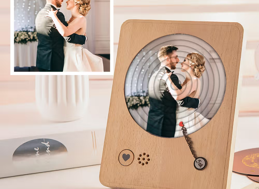 Die eigene Liebesgeschichte als Klangkunstwerk: Personalisiertes hölzernes Plattenspieler-Fotoalbum mit Musikplayer