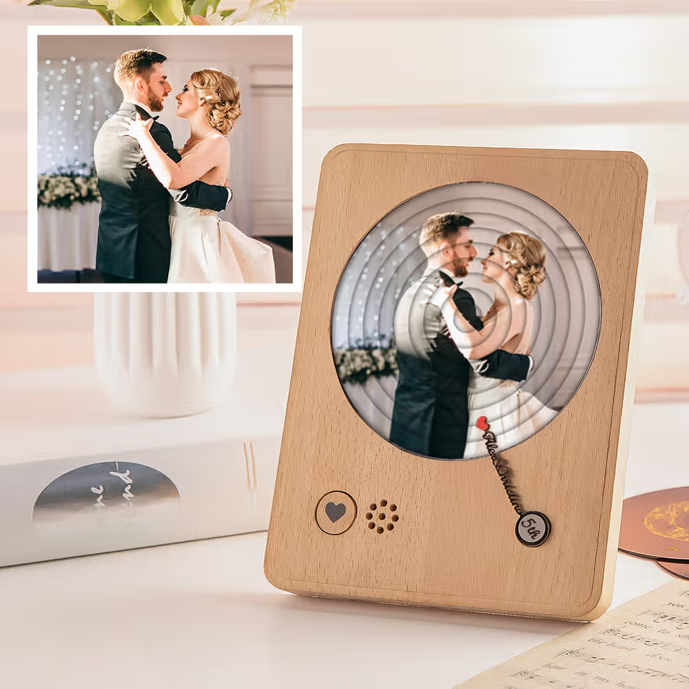 Die eigene Liebesgeschichte als Klangkunstwerk: Personalisiertes hölzernes Plattenspieler-Fotoalbum mit Musikplayer