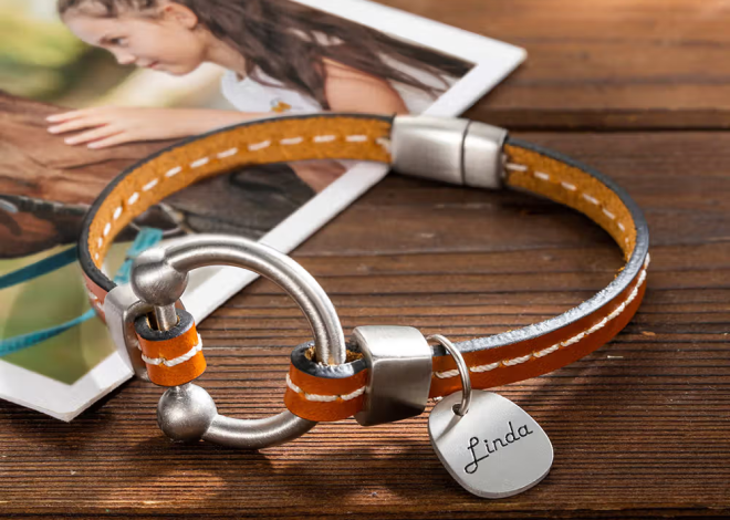 Reitsportliche Eleganz am Handgelenk: Personalisiertes Lederarmband mit Hufeisen, Magnetverschluss und Namensgravur