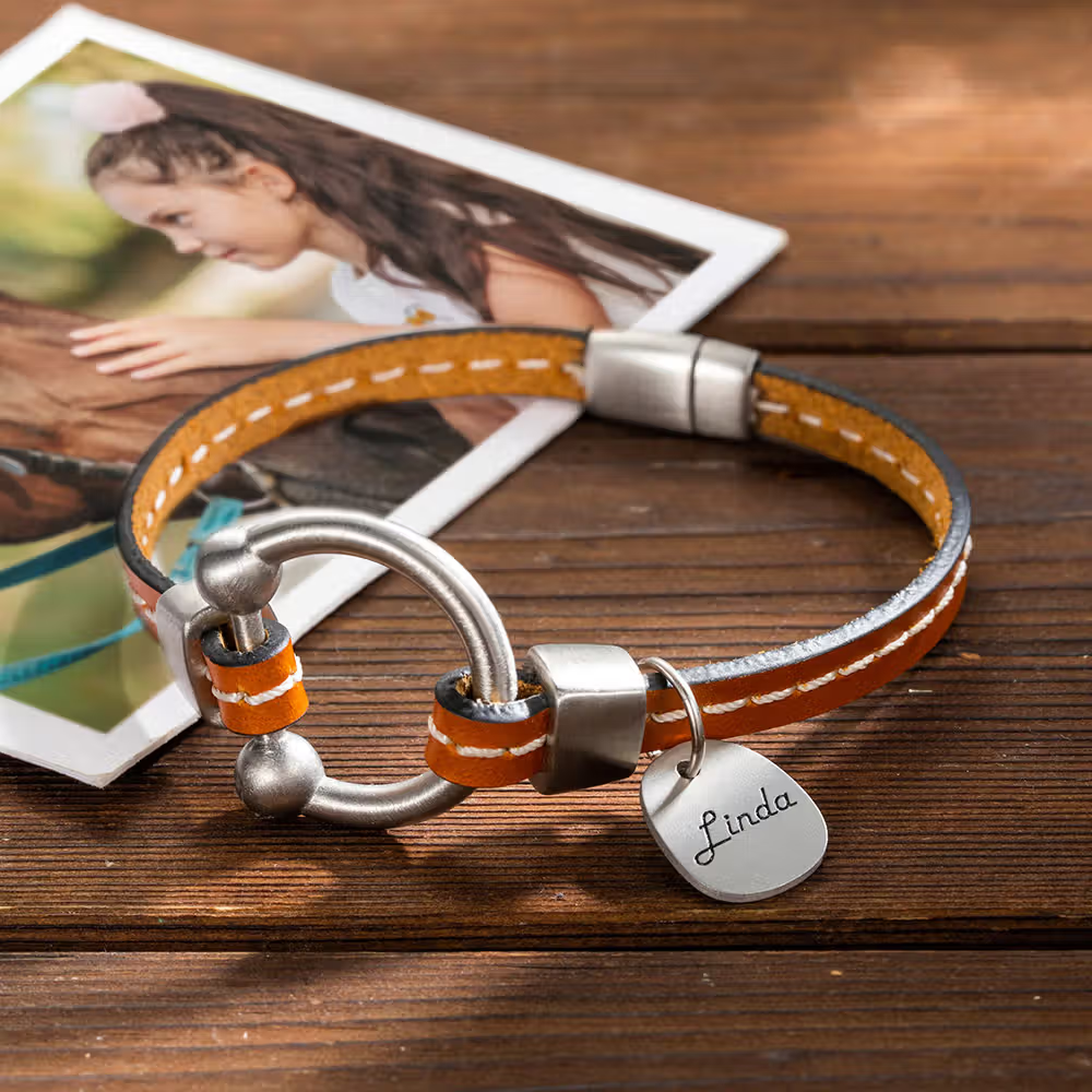 Reitsportliche Eleganz am Handgelenk: Personalisiertes Lederarmband mit Hufeisen, Magnetverschluss und Namensgravur